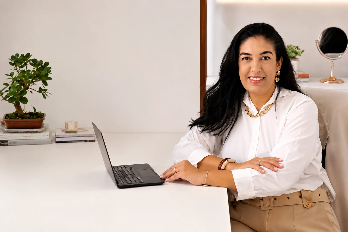 Carolina Vaz Falcon, psicóloga clínica, sentada em seu consultório claro e acolhedor