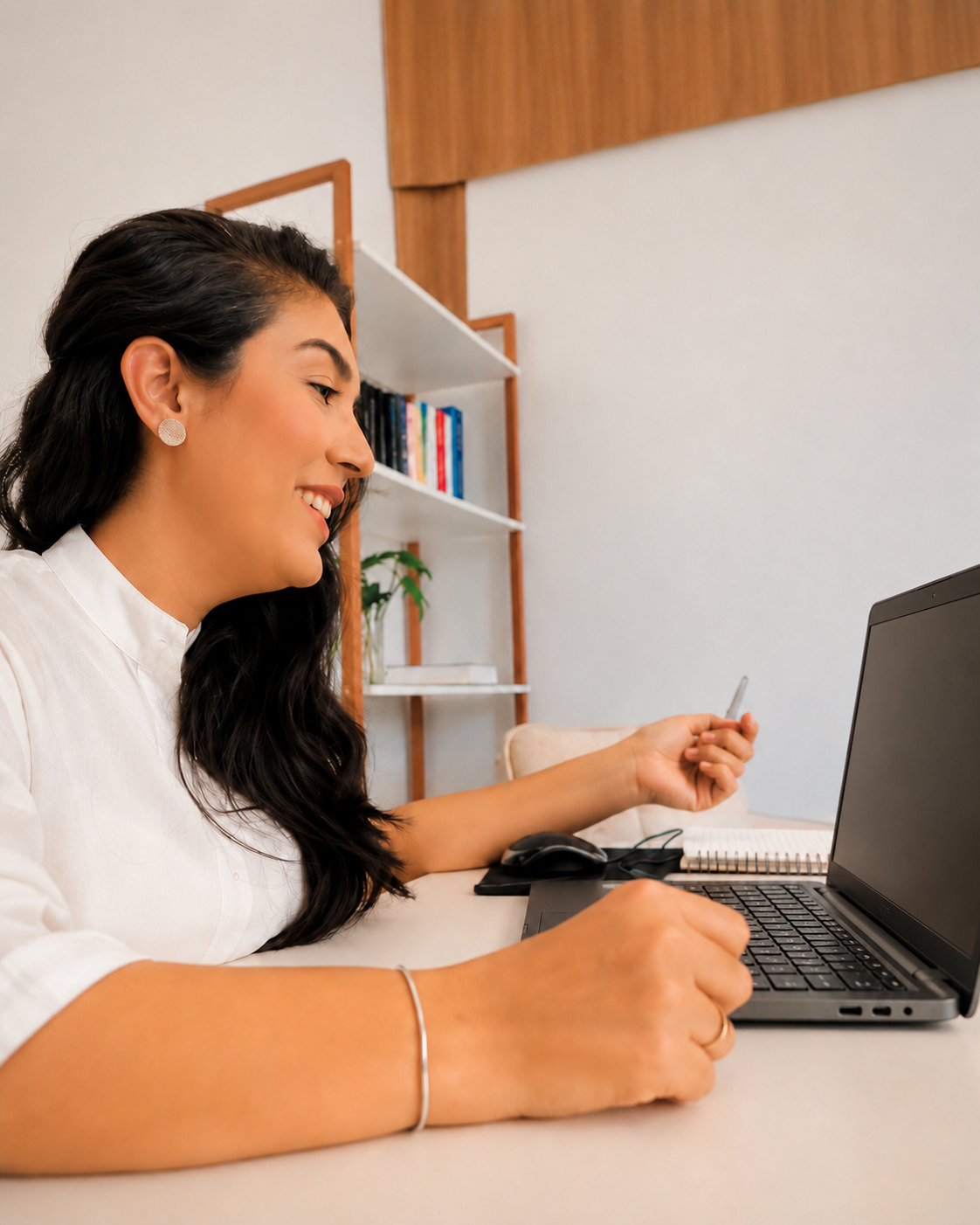 Atendimento psicológico online por vídeo, com notebook sobre a mesa