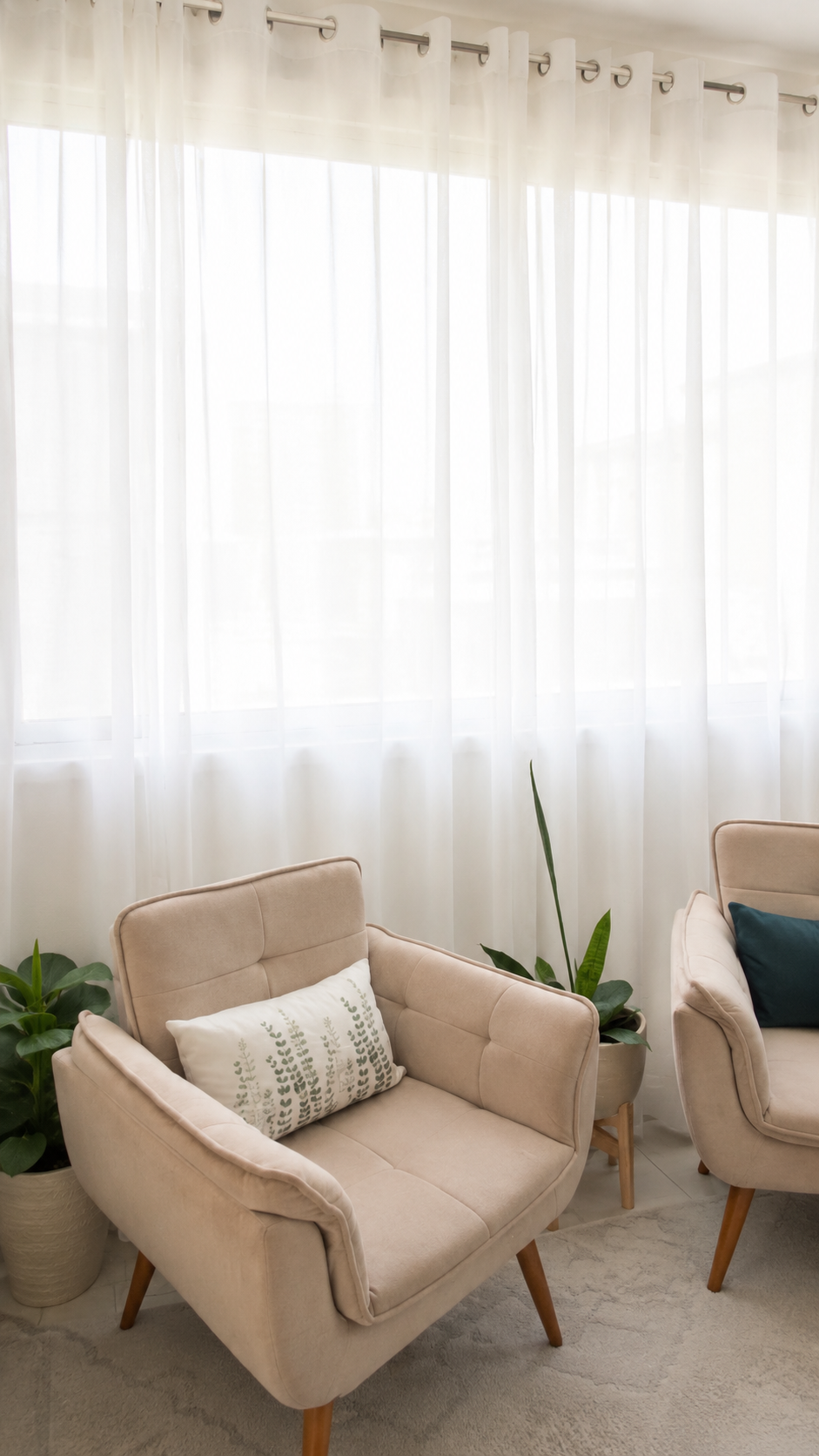 Sala de espera acolhedora da Clínica Somar, com poltronas e luz natural